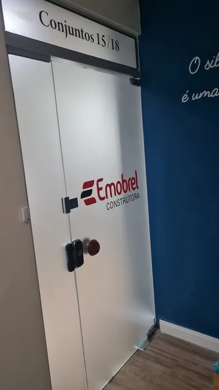 Adesivo jateado aplicado translúcido com logo em vidro