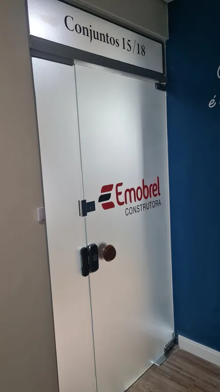 Adesivo jateado aplicado translúcido com logo em vidro