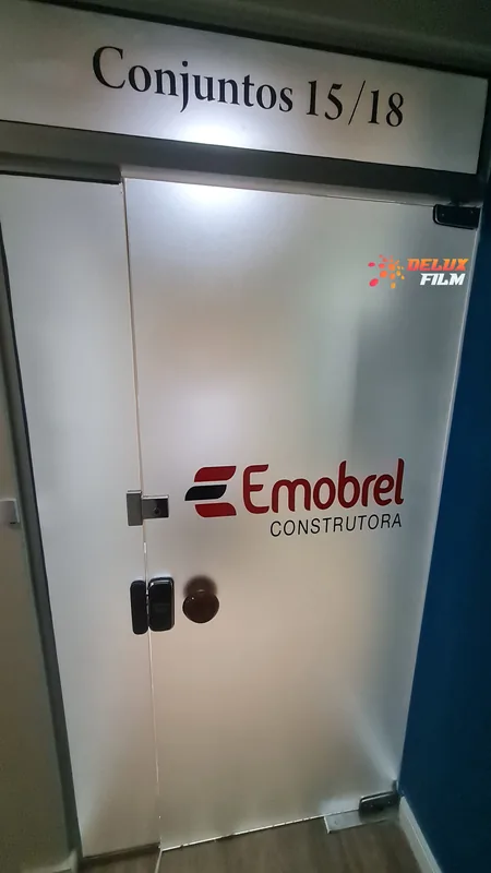 Adesivo jateado aplicado translúcido com logo em vidro