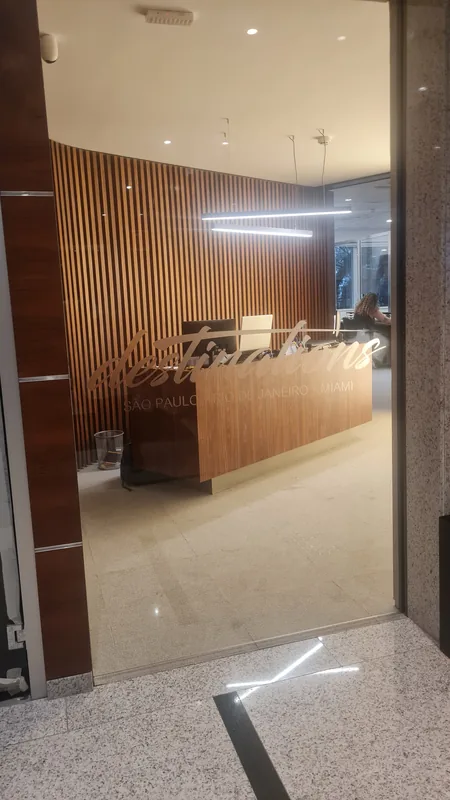 Adesivo jateado aplicado translúcido com logo em vidro
