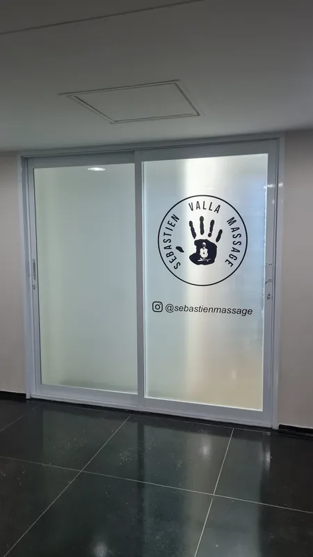 Adesivo jateado aplicado translúcido com logo em vidro