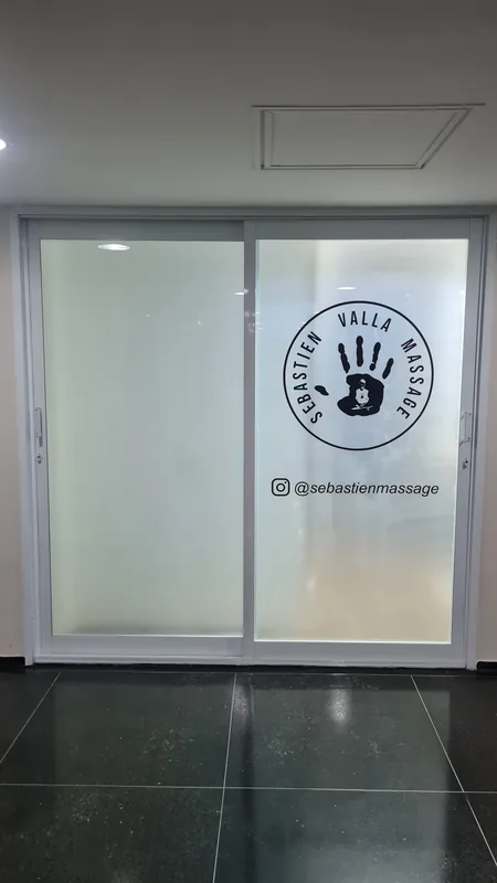 Adesivo jateado aplicado translúcido com logo em vidro