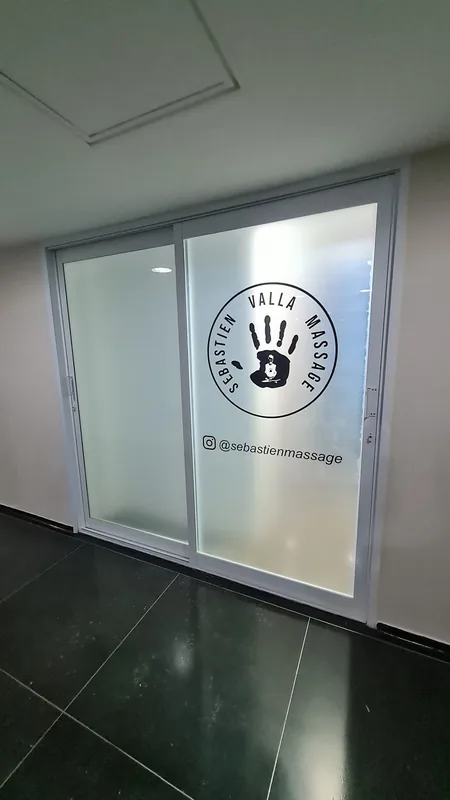 Adesivo jateado aplicado translúcido com logo em vidro