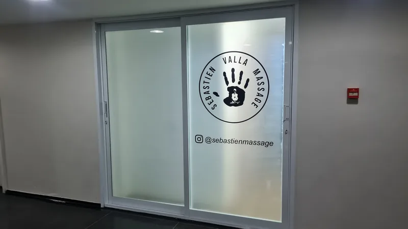 Adesivo jateado aplicado translúcido com logo em vidro