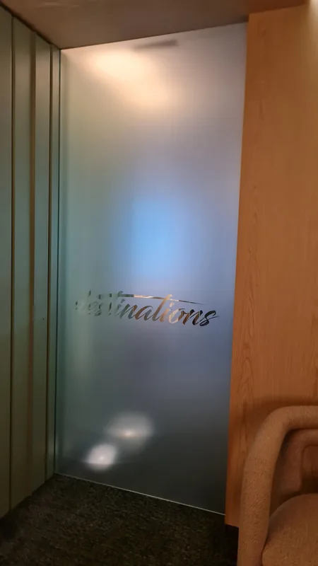 Adesivo jateado aplicado translúcido com logo em vidro
