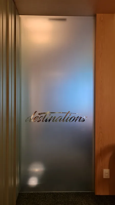 Adesivo jateado aplicado translúcido com logo em vidro