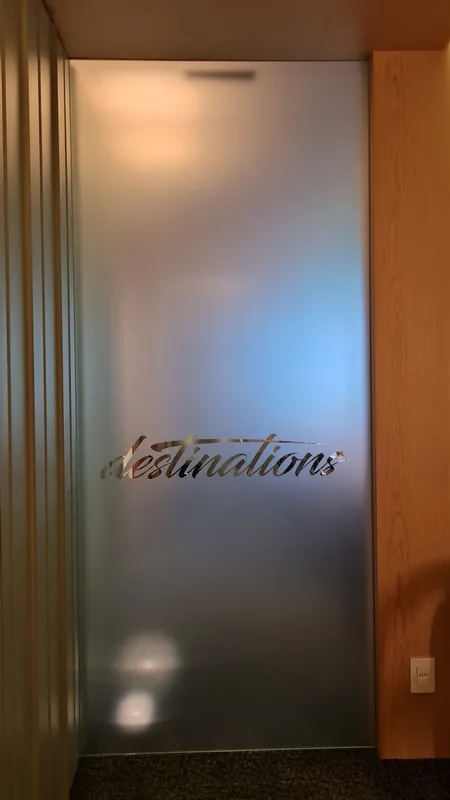 Adesivo jateado aplicado translúcido com logo em vidro