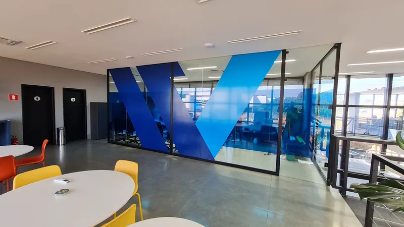 Adesivo jateado aplicado translúcido com logo em vidro
