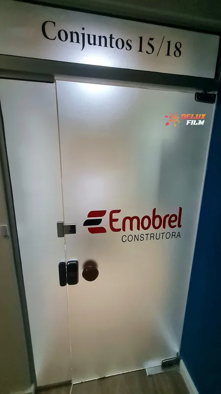 Adesivo jateado aplicado translúcido com logo em vidro