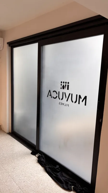 Adesivo jateado aplicado translúcido com logo em vidro