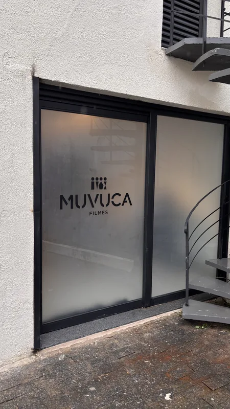 Adesivo jateado aplicado translúcido com logo em vidro