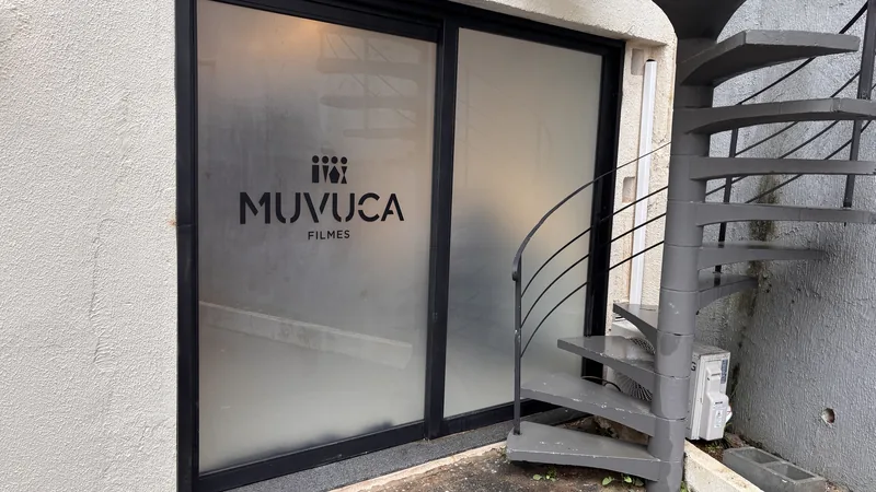 Adesivo jateado aplicado translúcido com logo em vidro