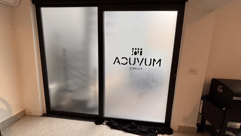 Adesivo jateado aplicado translúcido com logo em vidro