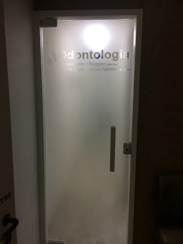 Adesivo jateado aplicado translúcido com logo em vidro