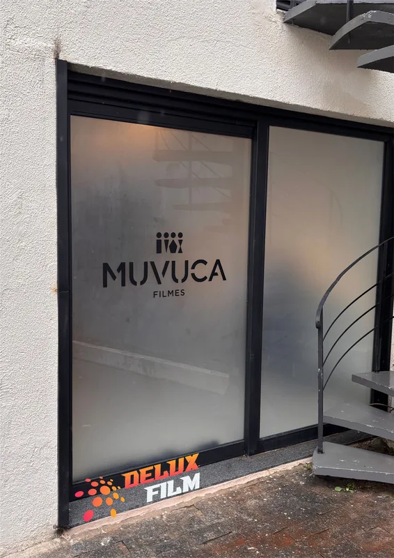 Adesivo jateado aplicado translúcido com logo em vidro