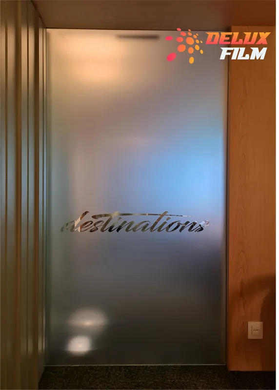 Adesivo jateado aplicado translúcido com logo em vidro
