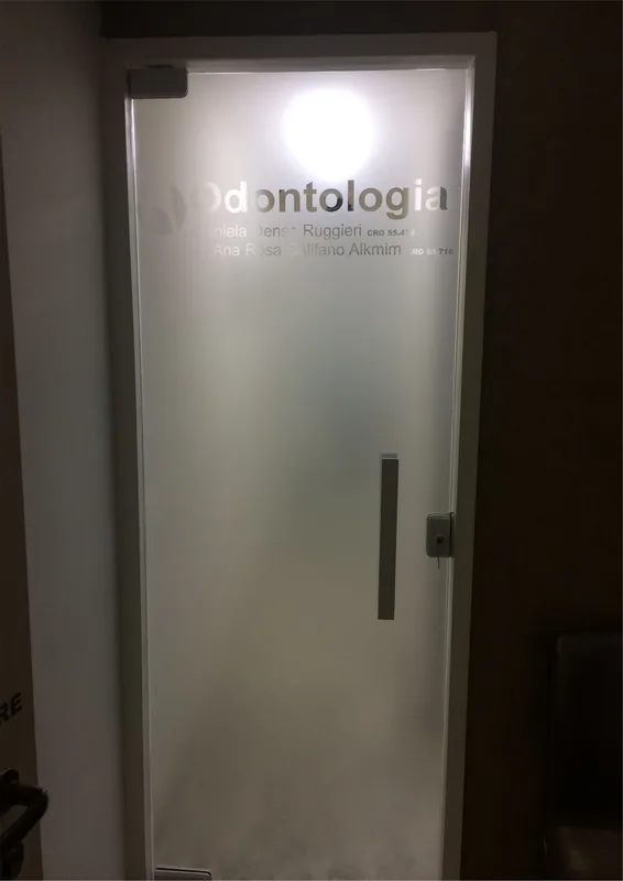 Adesivo jateado aplicado translúcido com logo em vidro