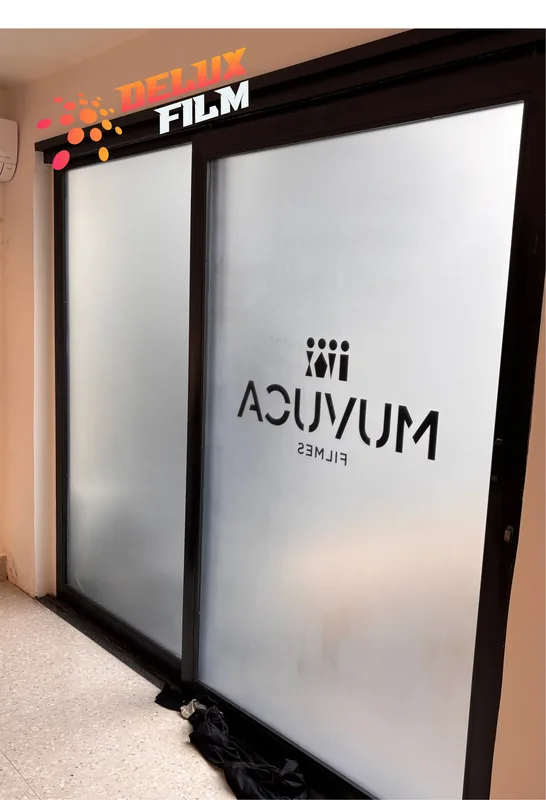 Adesivo jateado aplicado translúcido com logo em vidro