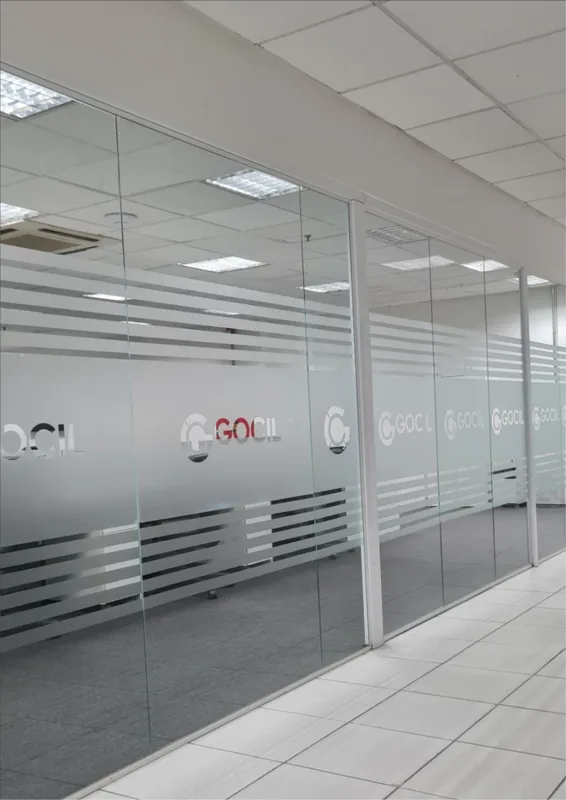 Adesivo jateado aplicado translúcido com logo em vidro