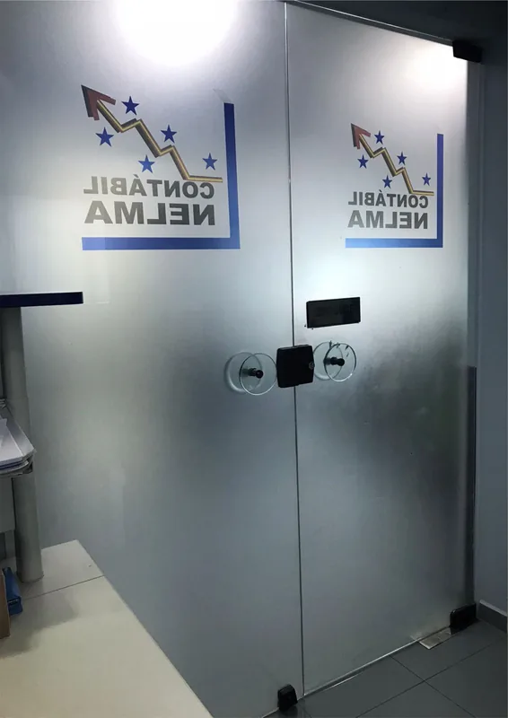 Adesivo jateado aplicado translúcido com logo em vidro