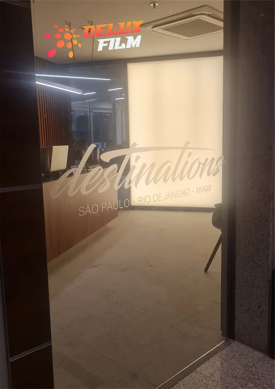 Adesivo jateado aplicado translúcido com logo em vidro