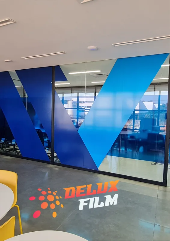 Adesivo jateado aplicado translúcido com logo em vidro