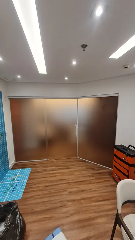 Adesivo jateado aplicado translúcido em vidro