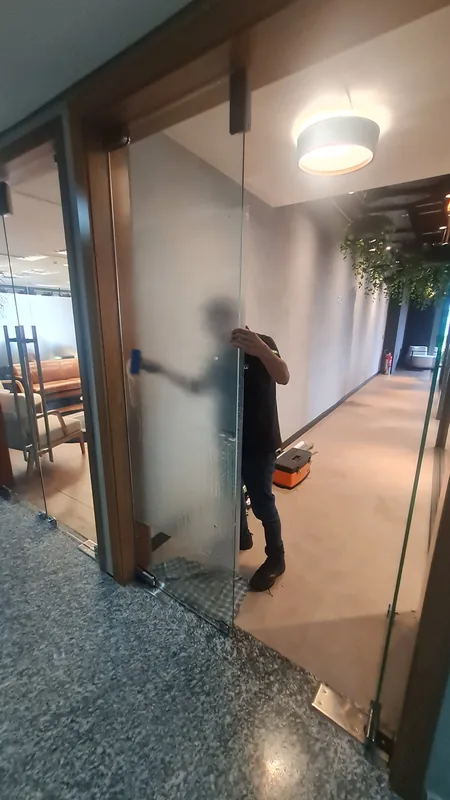 Adesivo jateado aplicado translúcido em vidro