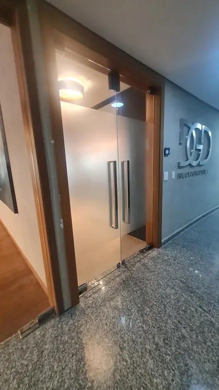 Adesivo jateado aplicado translúcido em vidro