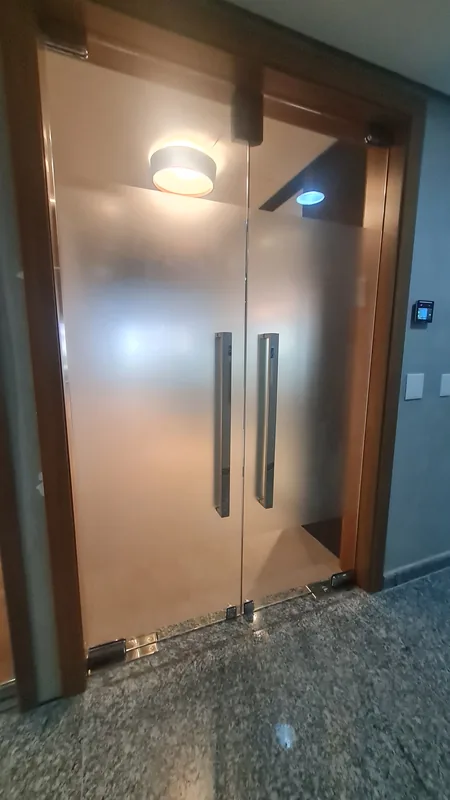 Adesivo jateado aplicado translúcido em vidro