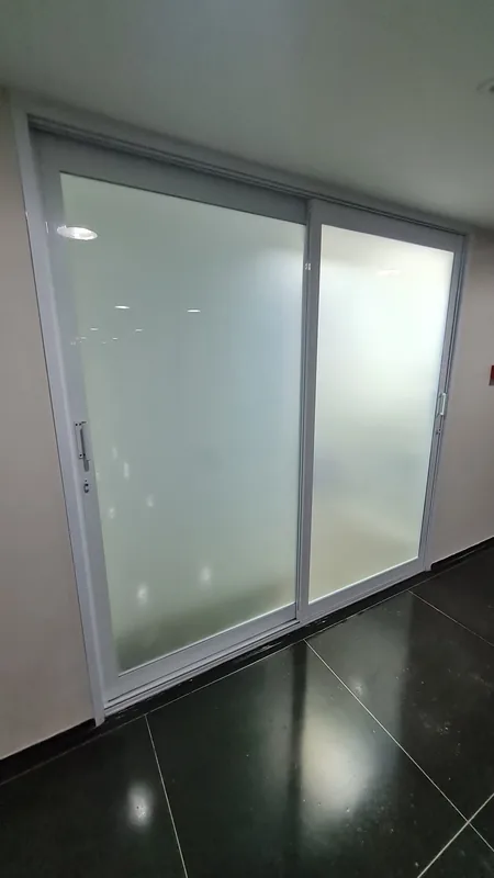 Adesivo jateado aplicado translúcido em vidro