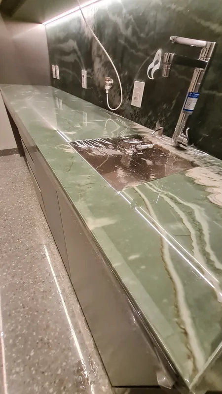 PPF transparente de proteção aplicado no mobiliário de uma agência de viagens