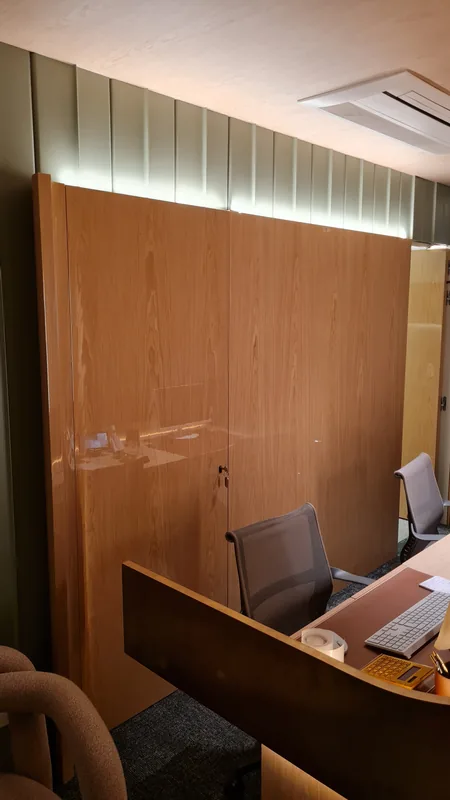 PPF transparente de proteção aplicado no mobiliário de uma agência de viagens