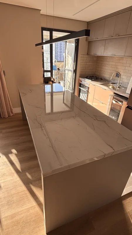 PPF transparente de proteção aplicado em móveis e bancadas de apartamento