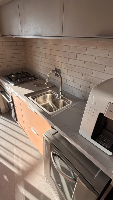 PPF transparente de proteção aplicado em móveis e bancadas de apartamento