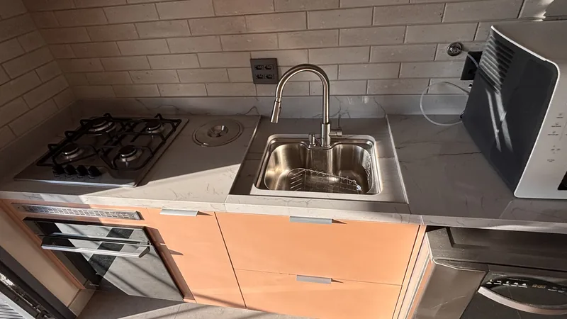 PPF transparente de proteção aplicado em móveis e bancadas de apartamento