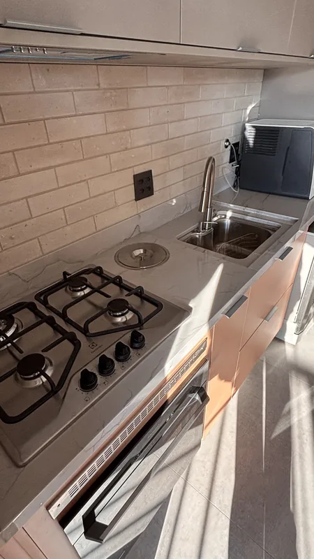 PPF transparente de proteção aplicado em móveis e bancadas de apartamento