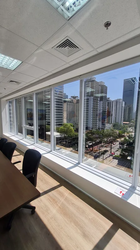 Película refletiva aplicada em escritório na Berrini, São Paulo