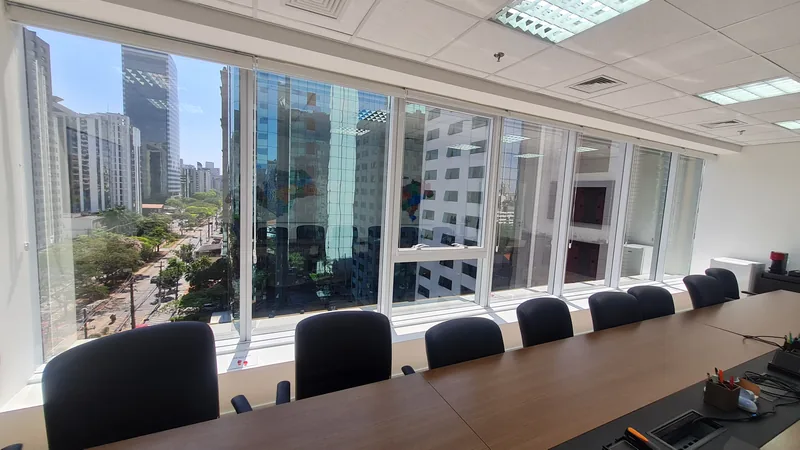 Película refletiva aplicada em escritório na Berrini, São Paulo