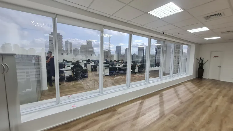 Película refletiva aplicada em escritório na Berrini, São Paulo