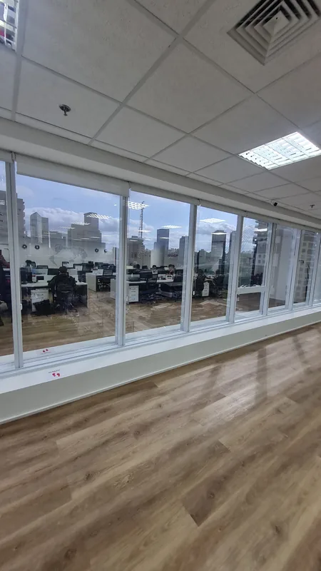 Película refletiva aplicada em escritório na Berrini, São Paulo