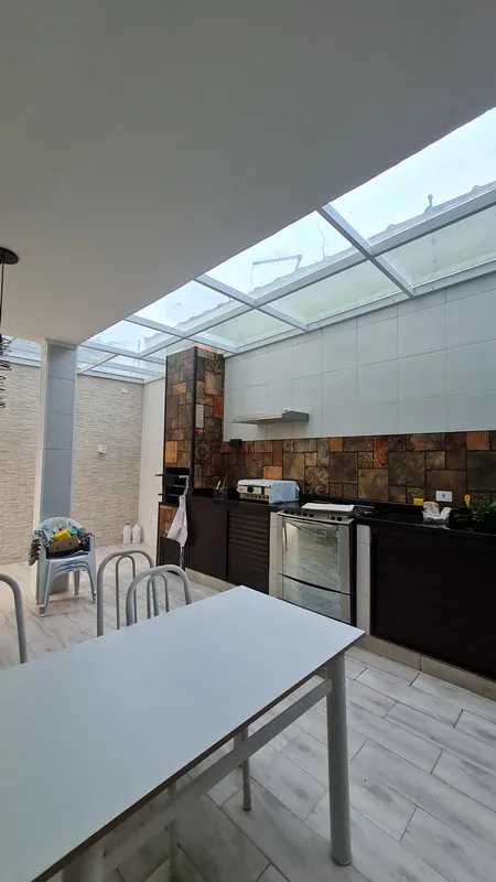 Película refletiva aplicada em residência em Mongaguá, SP