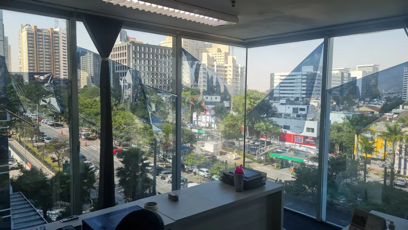 Película refletiva aplicada em sala executiva em Alphaville, Barueri