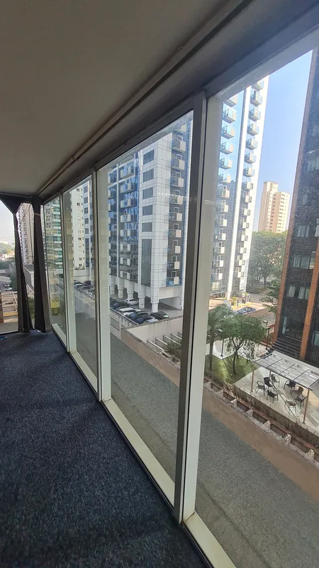 Película refletiva aplicada em sala executiva em Alphaville, Barueri