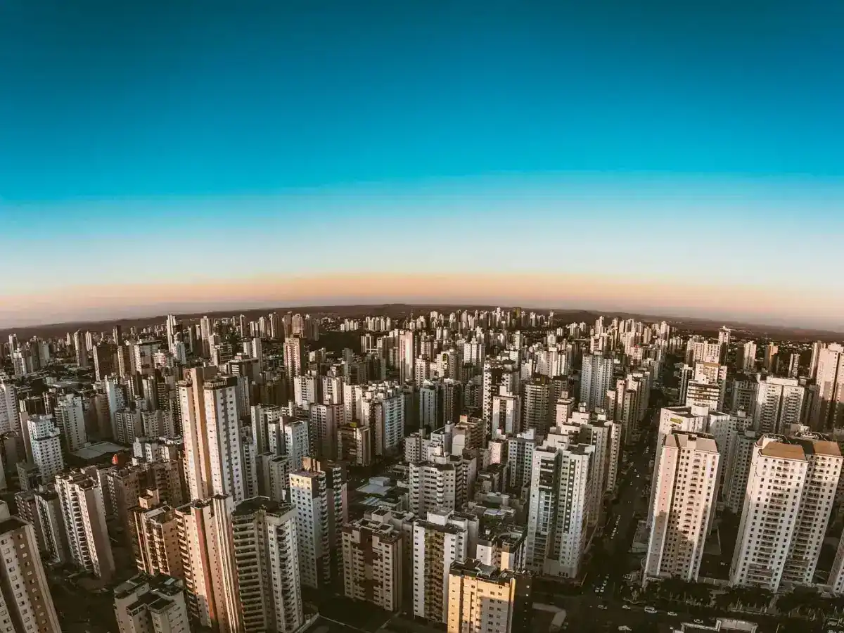 Vista aérea do skyline de Goiânia ao entardecer