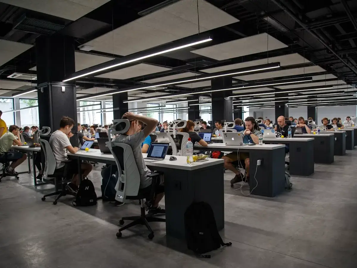 Andar corporativo com controle solar