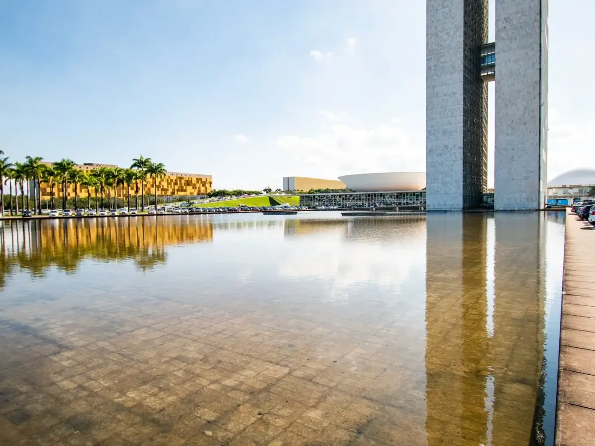 Congresso Nacional e o espelho d'água em Brasília