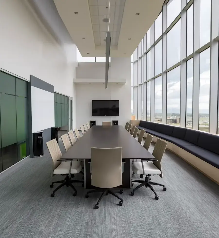 Sala de reunião com divisória de vidro para adesivo jateado com logo