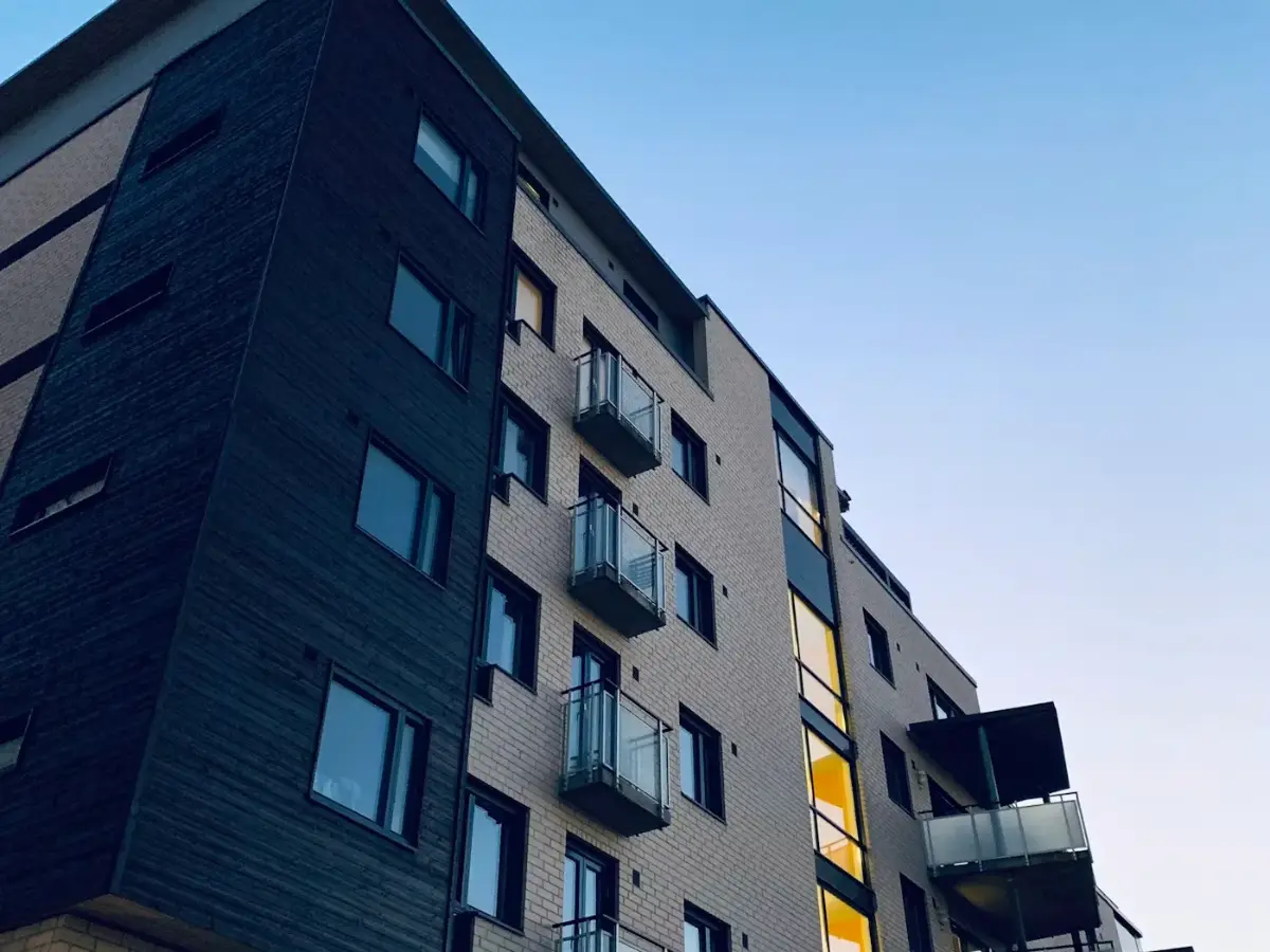 Condomínio residencial em torre de vidro