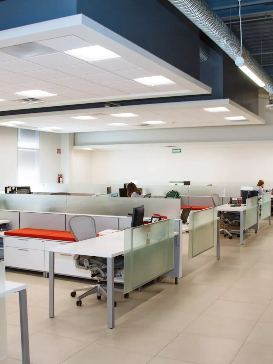Escritório corporativo com janelas amplas